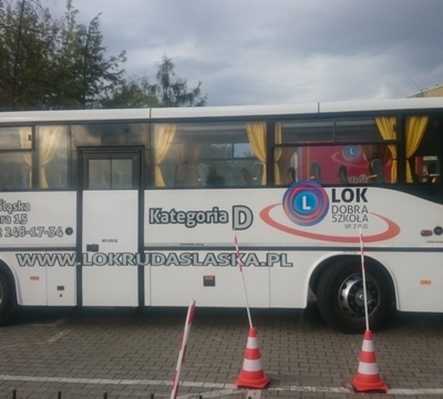 Biały autokar w Dobrej Szkole LOK
