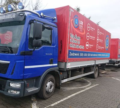 Niebieski samochód ciężarowy MAN z czerwoną naczepą w Dobrej Szkole LOK na placu manewrowym