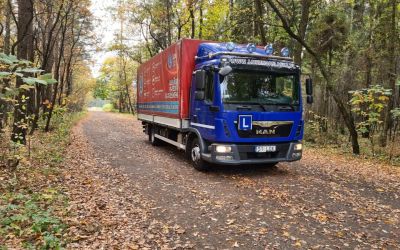 Ciężarówka w lesie podczas szkolenia okresowego kierowcy