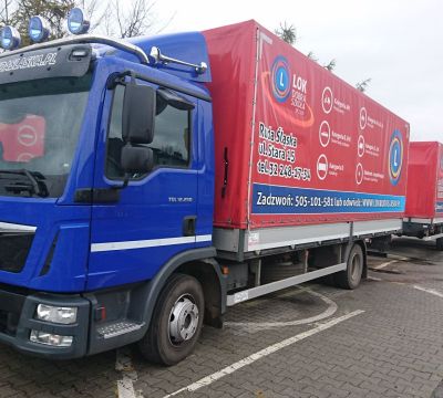 Niebieski samochód ciężarowy MAN z czerwoną naczepą w Dobrej Szkole LOK na placu manewrowym